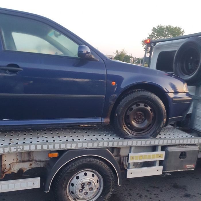 Skoda Octavia I kombi 2.0 benzyna, automat kolor granatowy na częsci