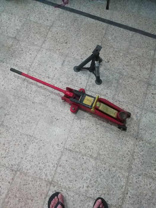 Vendo um macaco hidráulico e uma preguiça para automóvel