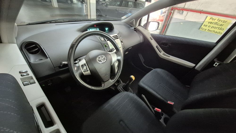 Toyota Yaris 1.0 VVT-i 69cv — 128.000 km — Excelente Estado