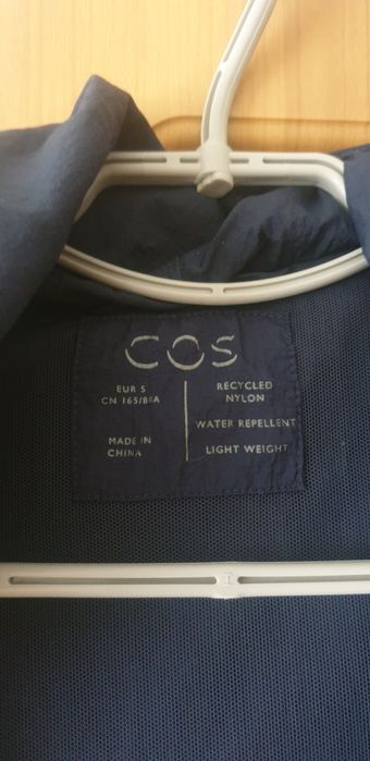 Вітрівка бренду Cos