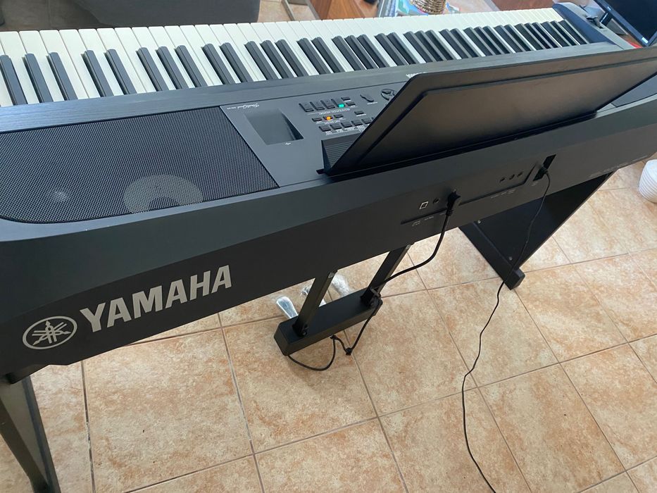 Piano Yamaha DGX670 com base e pedais