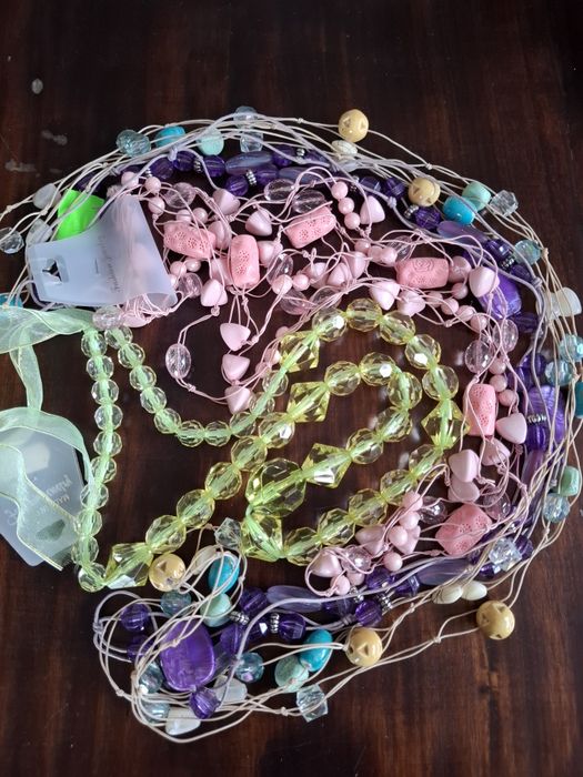 Długie korale , nazyjniki , 4 sztuki , nowe