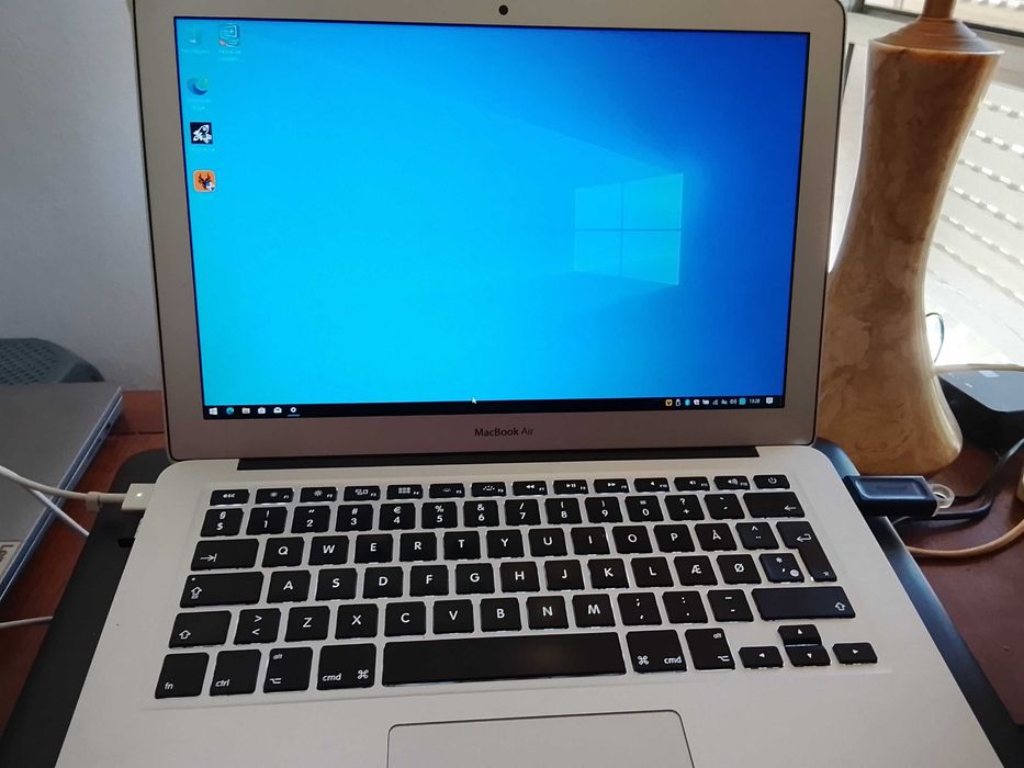 MacBook Air i5 de 2017 com Windows 11 vendo ou troco por algum pêlo mesmo valor perfericia um tablet