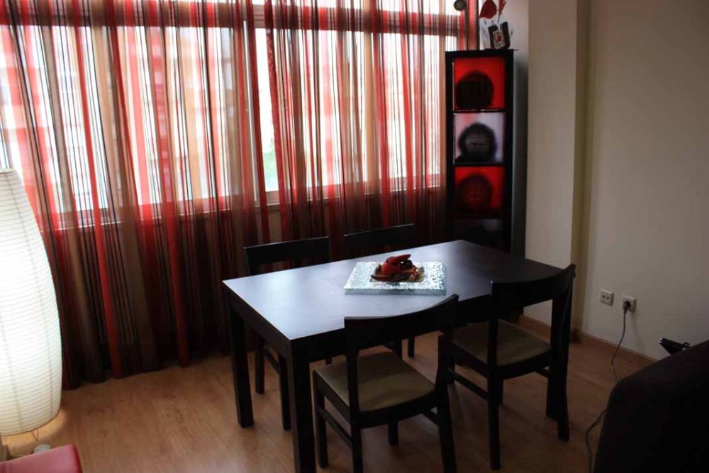 Cortinados em vermelho e castanho