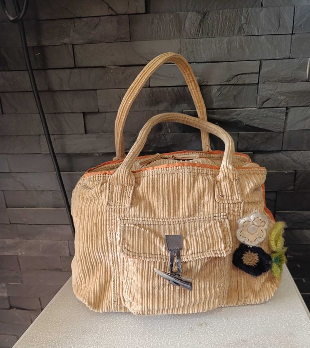 Carteira Bombazine larga, bolso exterior c/ aplicações -  Bershka