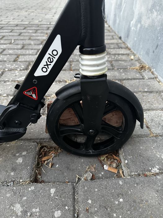 Trotinete Oxelo preta com luz – dobrável, rodas grandes
