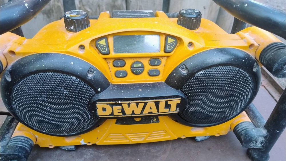 будівельний радіоприймач і зарядний пристрій DeWalt DC011.