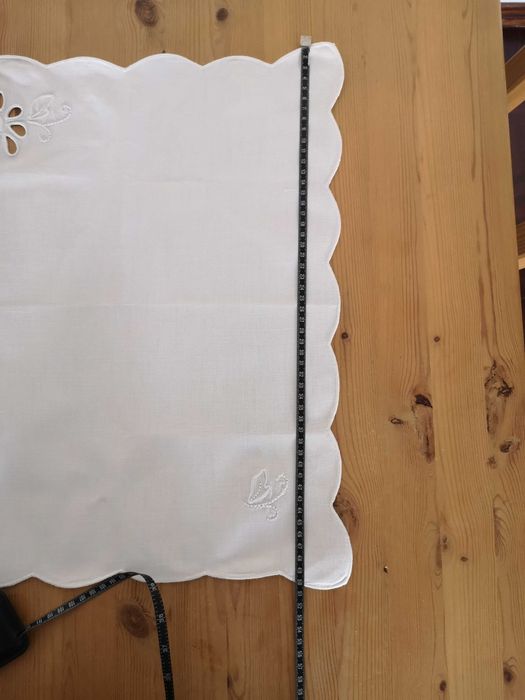Naperon com pormenores bordados
