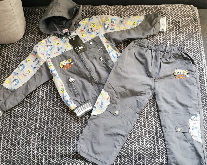 Paka ubranek dla chłopca rozm 110, spodnie dresowe, bluza, bluzeczki