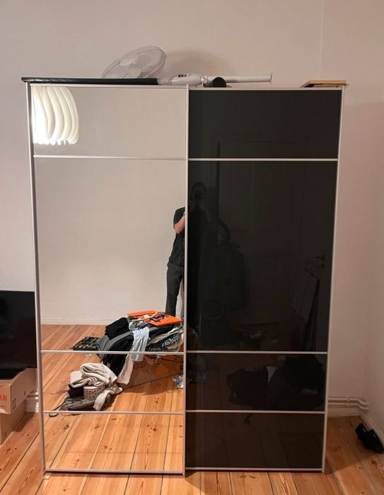 Fajna szafa przesuwna z lustrem.