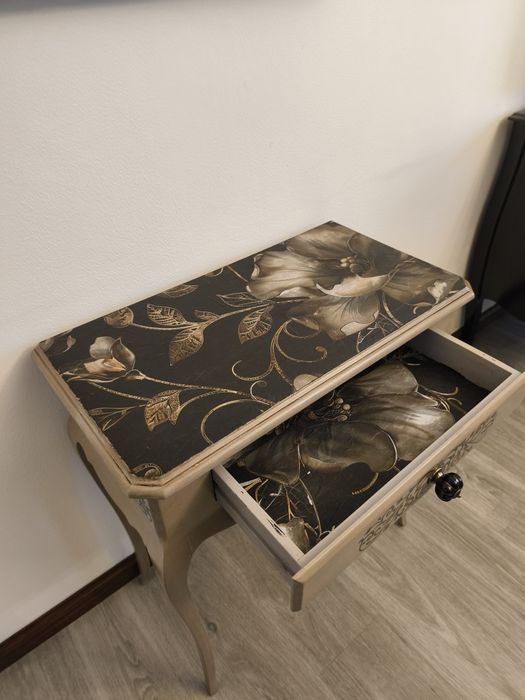 Mesa de apoio pintada