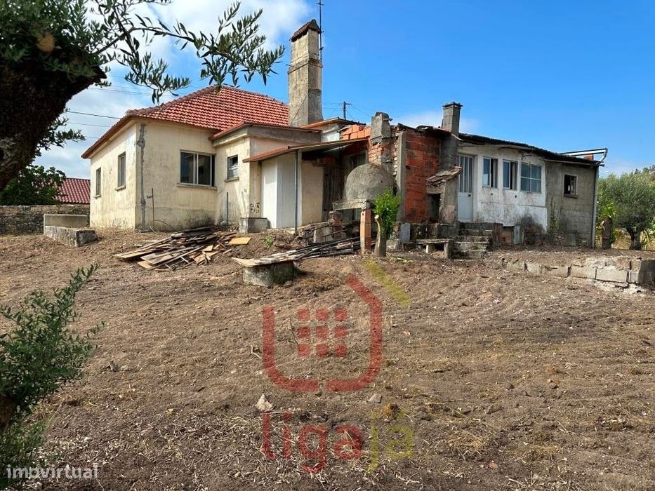 Moradia T4 em Reconstrução - Barrocaria / Olival!