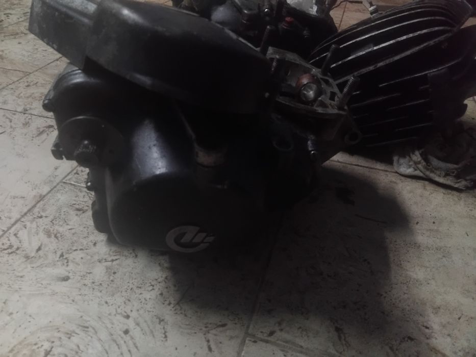 Por falta de palavra vendo 2 motores casal 125cc 1 completo e outro pa