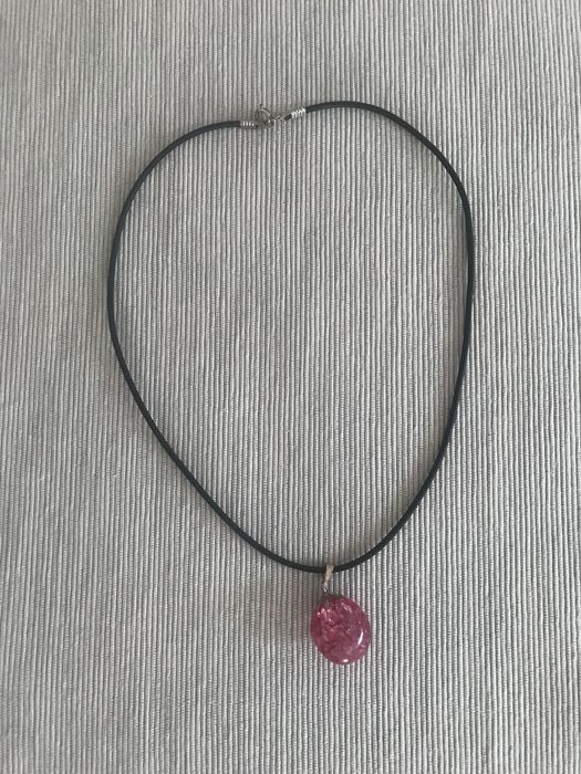 Piękny naszyjnik z różowym kamieniem na rzemyku vintage