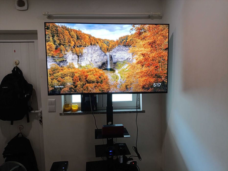 Vendo TV Haier H55K800UX de 55 polegadas com suporte.