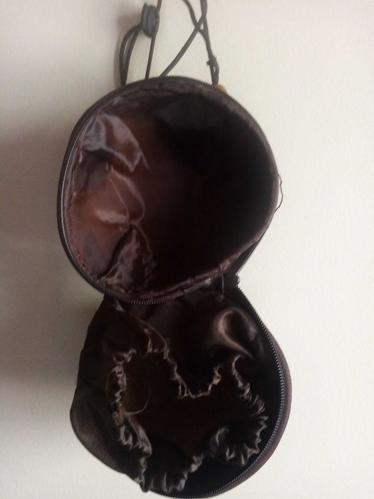 Bolsa em casca de  Côco envernizado.