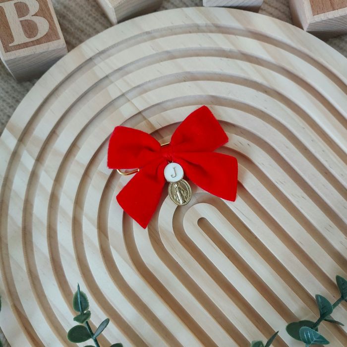 Agrafka broszka do wózka z czerwoną kokardą