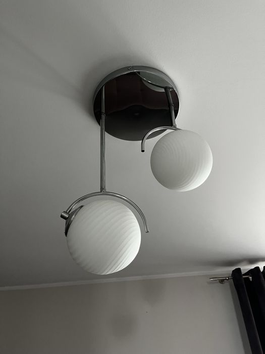 Lampa z białymi kulami