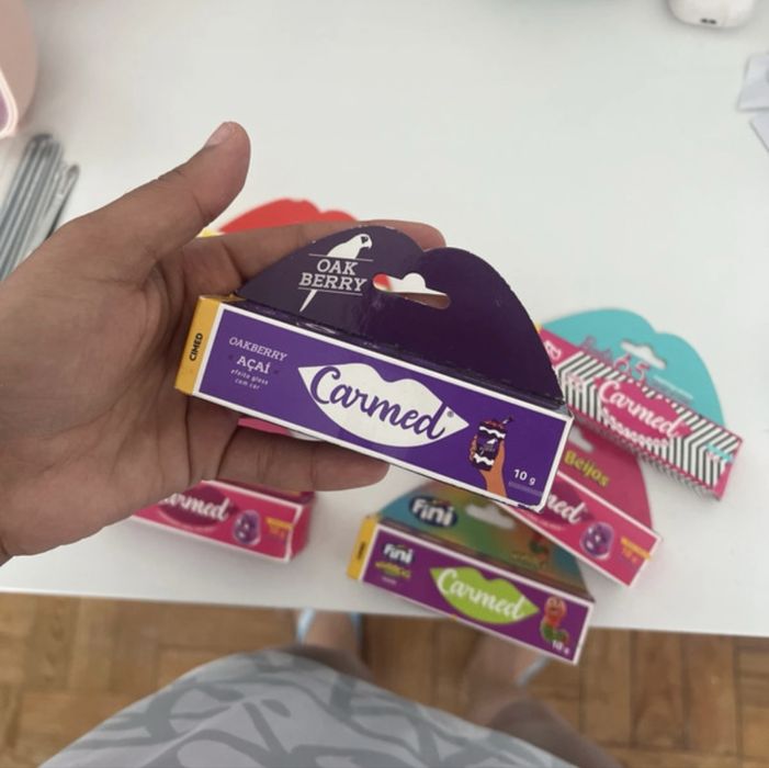 Carmed gloss de varios sabores
