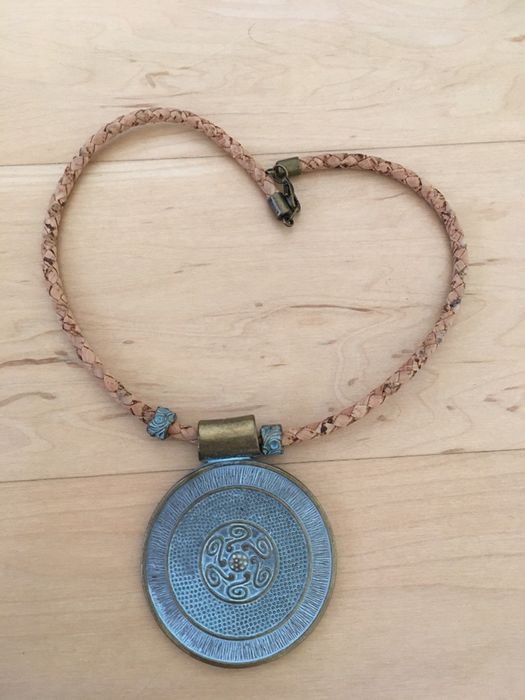 Colares fantasia e cortiça