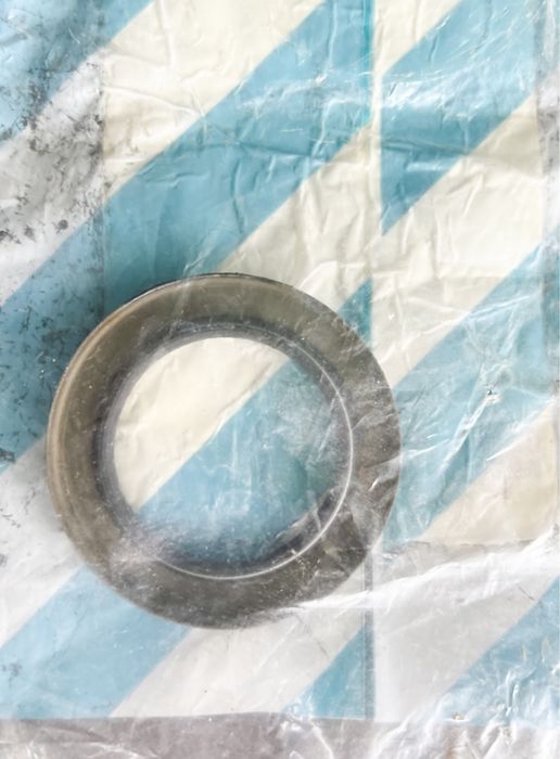 Сальник колінвал передній