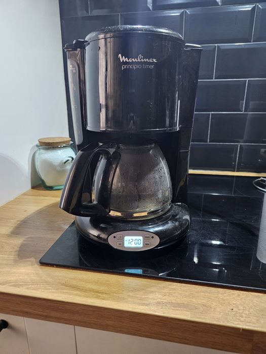 Máquina de café de filtro semi-novo.