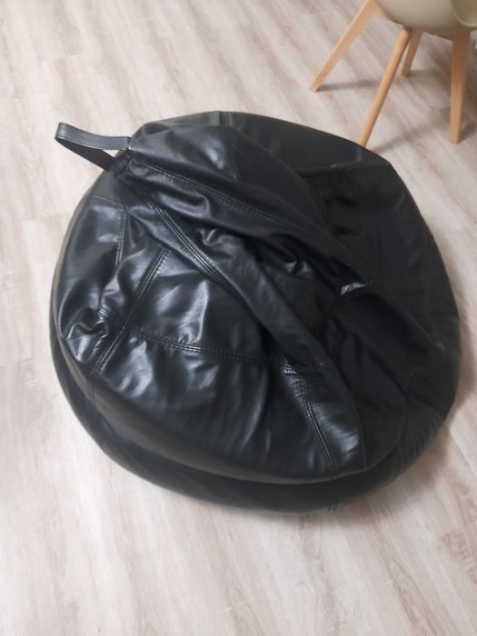 Puff em pele de cor preta