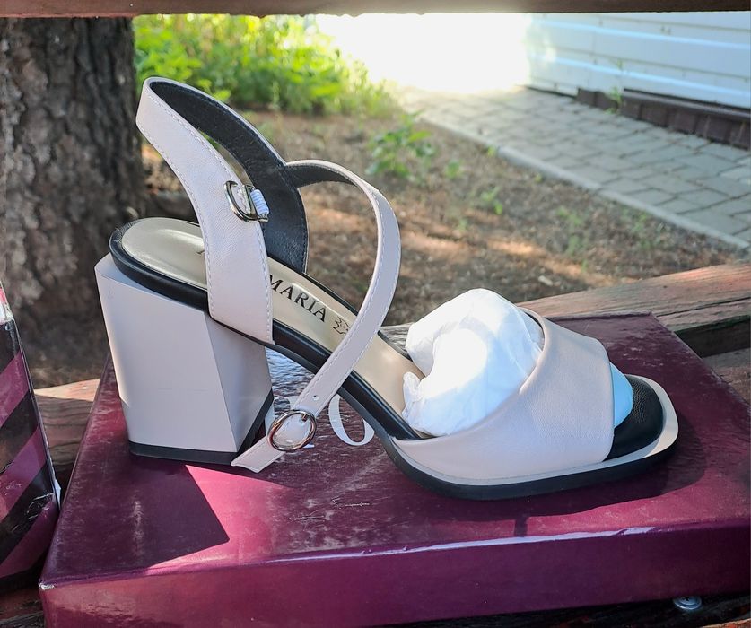 Продам босоножки новые