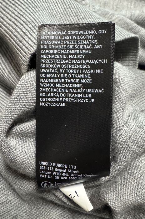 Тонкий шерстяной джемпер Uniqlo.