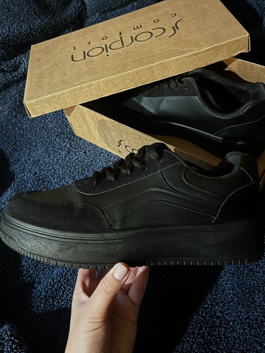 Чорні жіночі кросівки