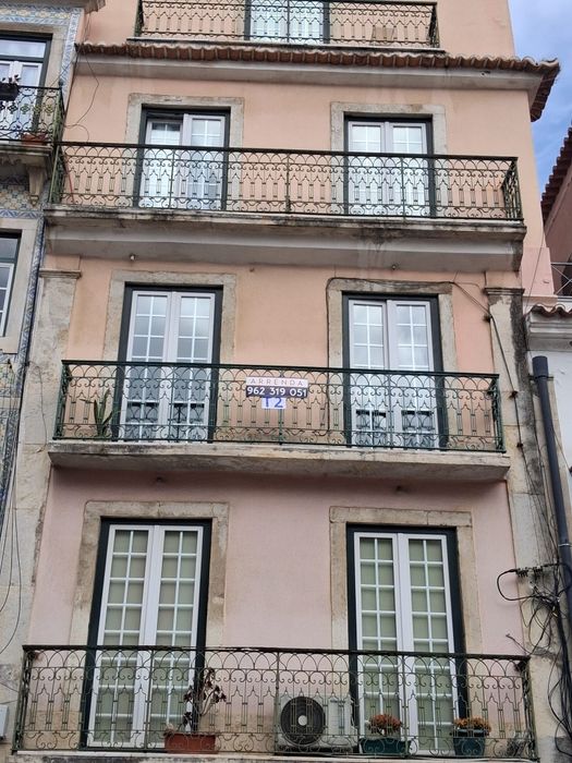Apartamento T2 para alugar na Rua de São Bento, Lisboa.