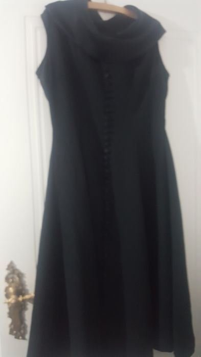 Lekka elegancka czarna suknia r.S