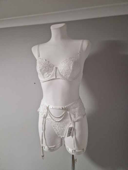 Biały komplet bielizny  w lilie