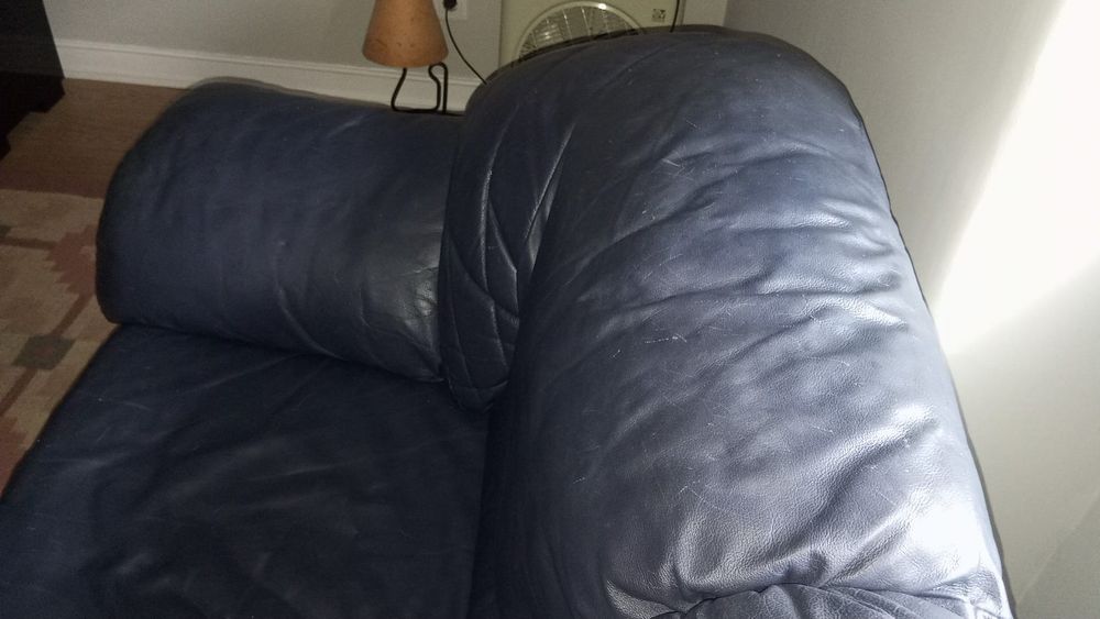 Sofas de pele preto ,  de dois lugares cada