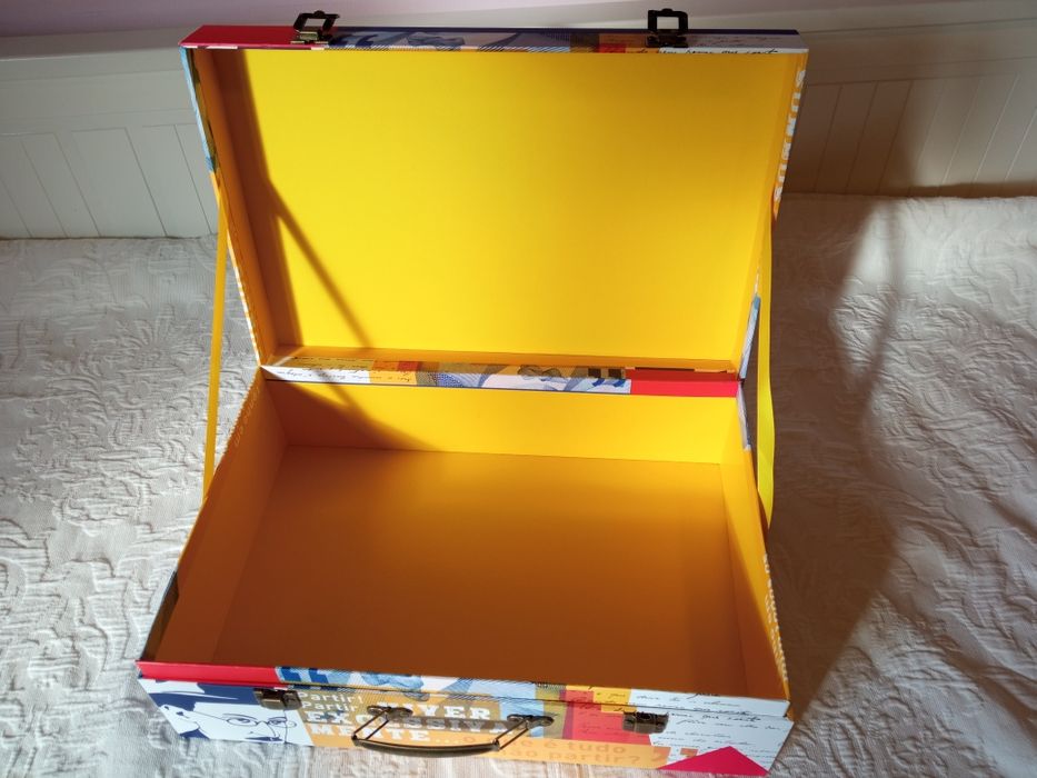 Mala em cartão rígido