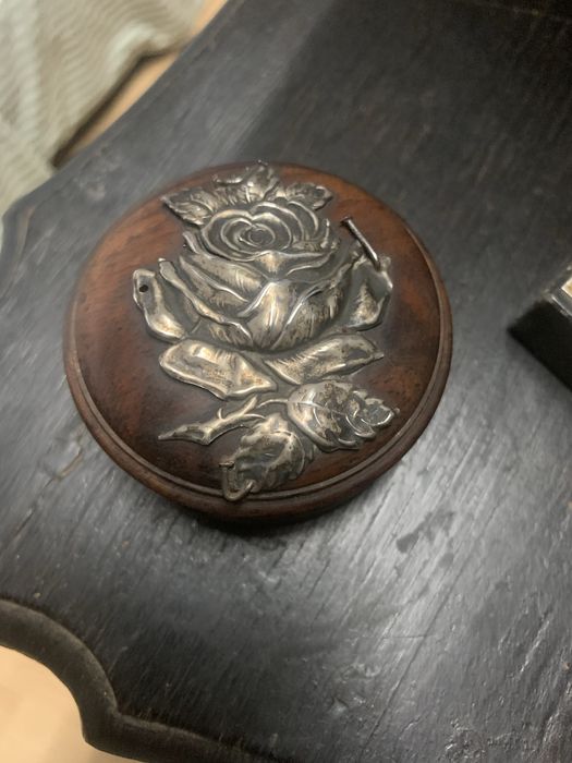 Guarda joias em pau santo com aplicação em prata