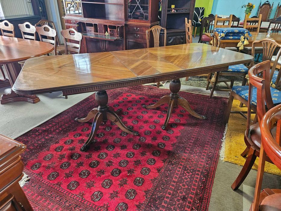 Grande mesa, clássica, para sala ou escritório - Muito bom estado geral - Só a mesa as cadeiras são à parte