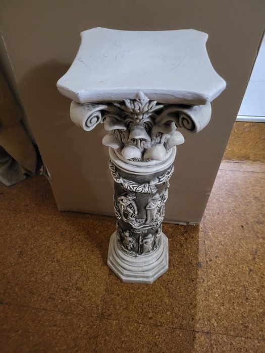 Coluna romana com figuras