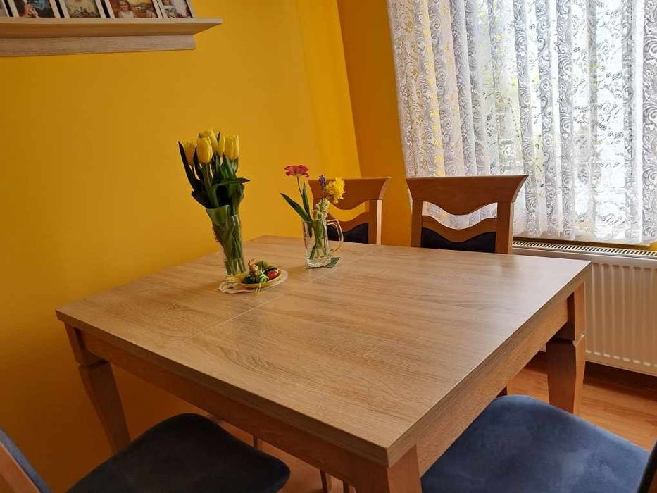 Narożnik, stół i 6 krzeseł