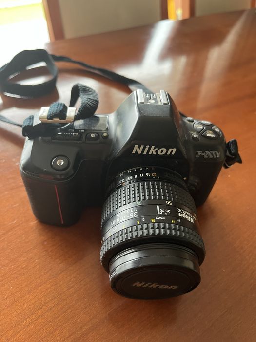 Nikon F 601 M com flash , mala e acessorios