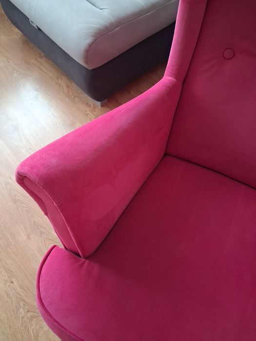 Fuksjowy bujany fotel uszak