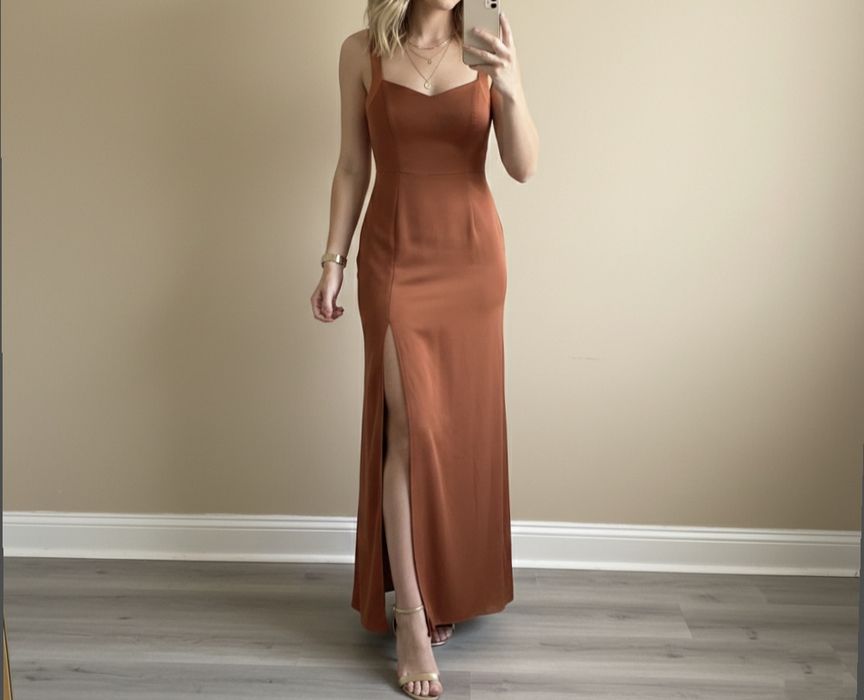 Sukienka maxi na wesele z rozcięciem