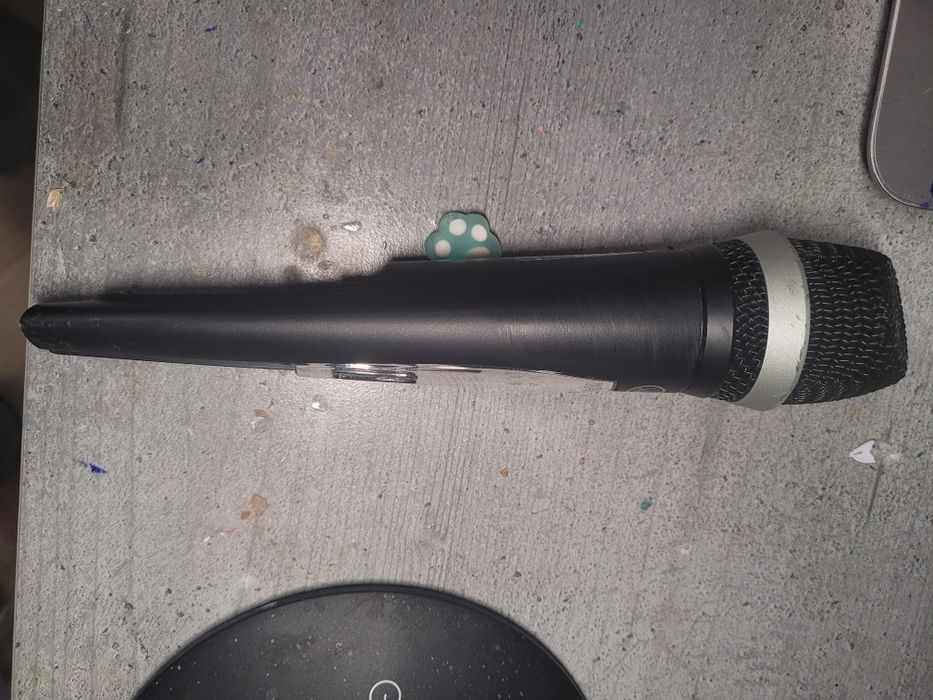 Бездротовий ручний мікрофон AKG HT470