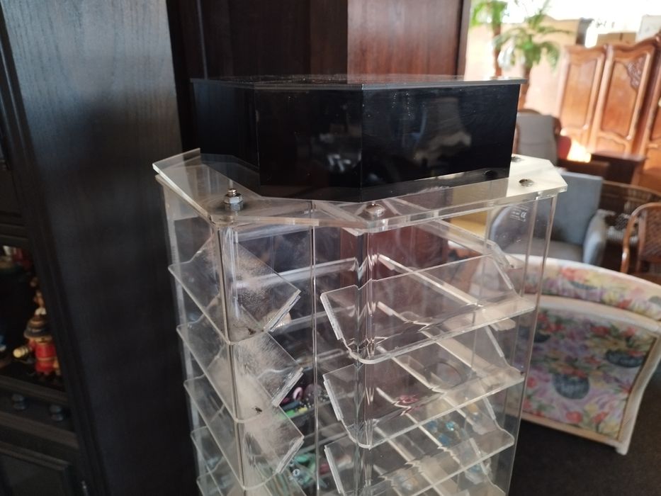 stojak ekspozycyjny obrotowy na małe drobne przedmioty