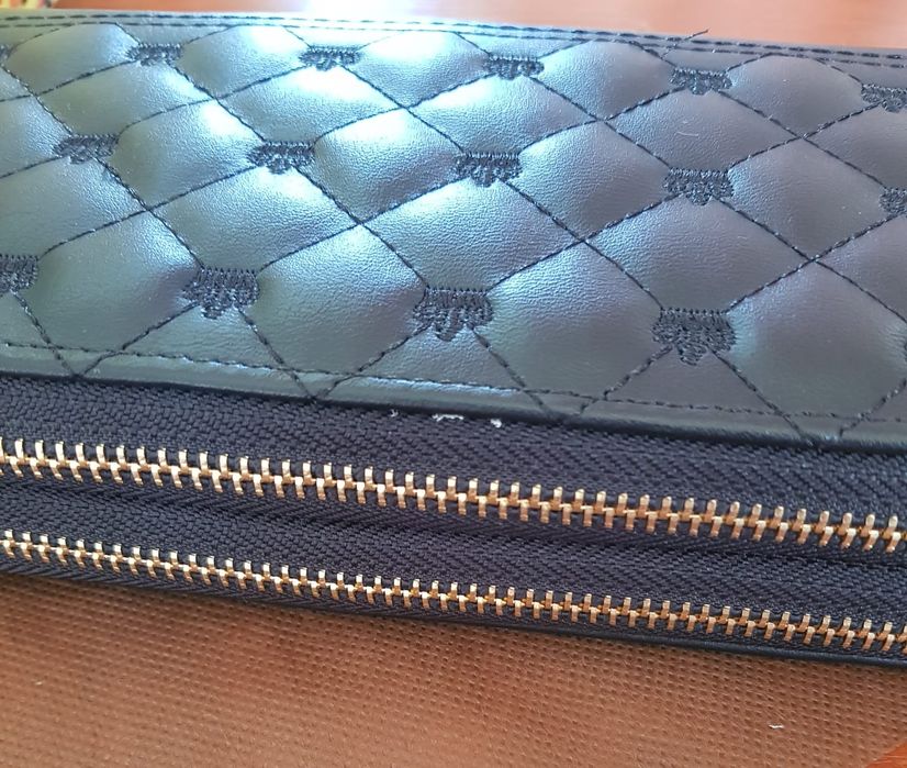 Гаманець на двох блискавках.