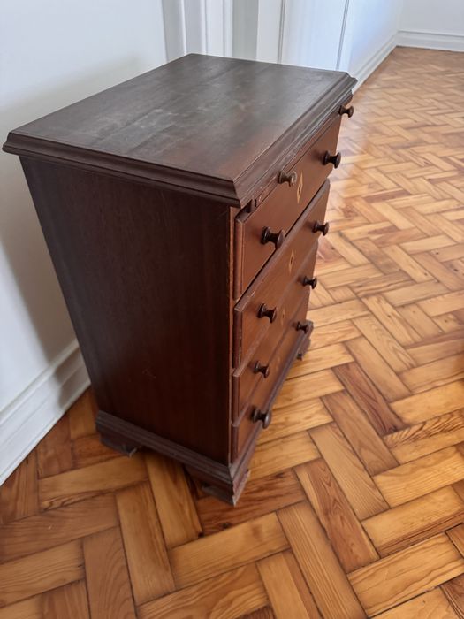 Pequena comoda ou mesa cabeceira madeira macica