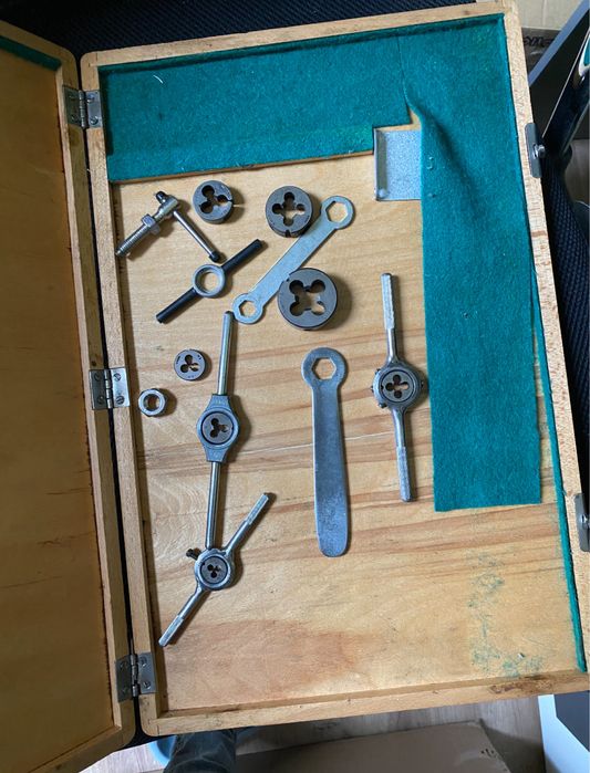 Narzynki i gwintowniki w drewnianej skrzynce