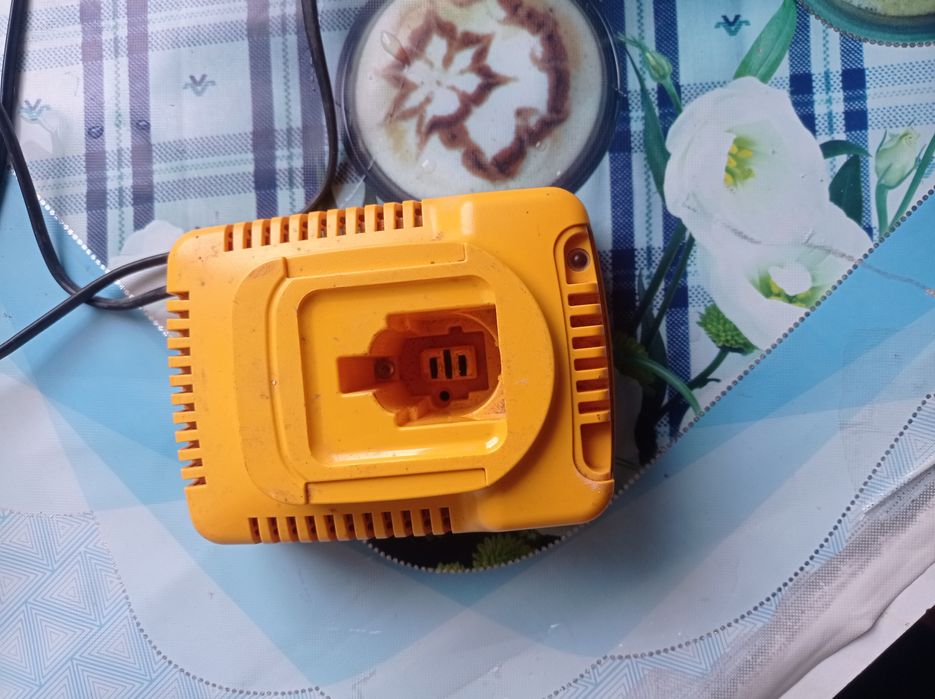 Заряднтй пристрій 20v De.Walt