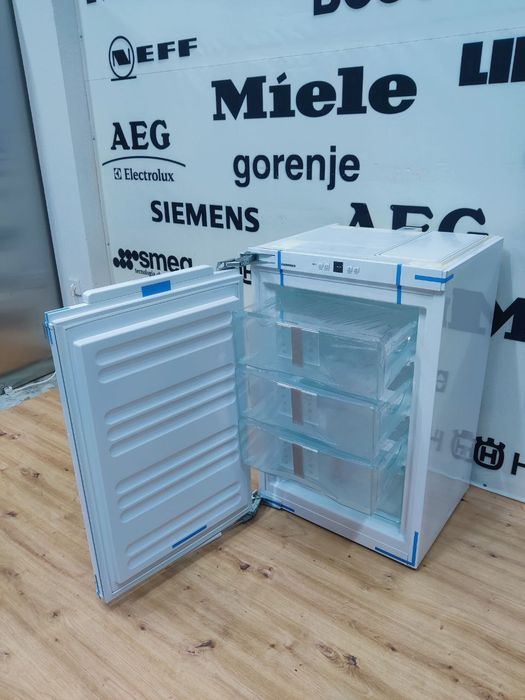Вбудована морозильна камера Liebherr™IGN 1664 пенального типу. Germany