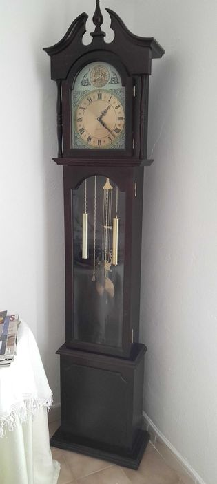 Relógio de sala com vários pêndulos